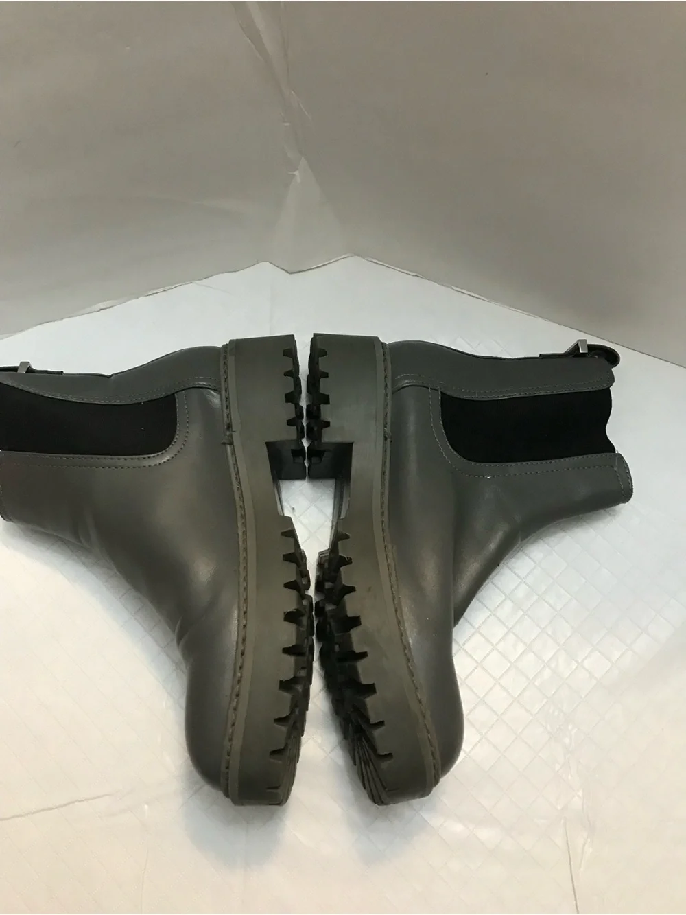Kenneth Cole Reaction Women's Black Chelsea Pull-On Boots Side Size 6 Like New